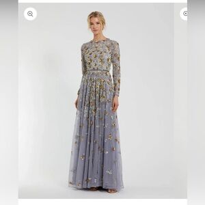 MAC DUGGAL
Platinum Embellished High Neck Long
Sleeve A Line Gown size 10